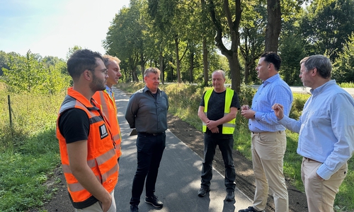 Heute Mittag gaben Bürgermeister Matthias Nerlich, Stadtbaurat Oliver Bley, Frank Krüger und Axel Marwitz vom Fachbereich Tiefbau sowie Kemna-Bauleiter Christopher Schmidt und Niederlassungsleiter Robert Jüchert die vielbefahrene Straße für den Verkehr frei.