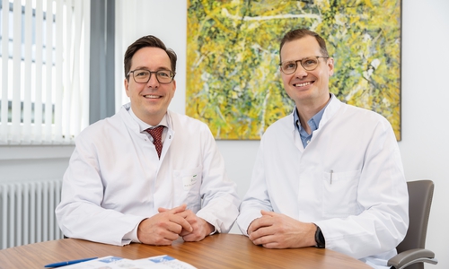 Chefarzt Prof. Dr. Klaus Zweckberger und leitender Oberarzt Dr. Henrik Giese bringen innovative Ansätze aus der Neurochirurgie wie die erste bioresorbierbare Schädelknochen-Rekonstruktion nach Braunschweig.