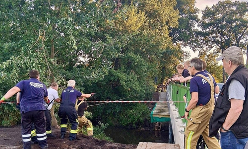 Das Tauziehen über die Hunte. Im Vordergrund das Team aus Sandhatten, im Hintergrund die Huntloser   (Archiv)