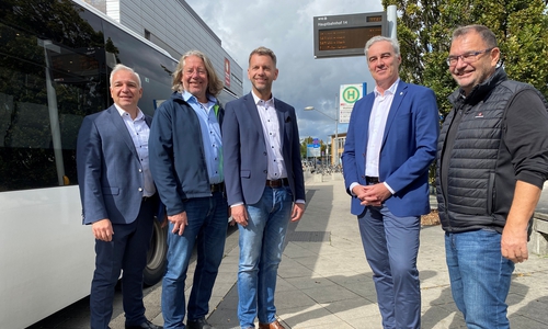 Stellten die neuen oder reparierten DFI am Wolfsburger Hauptbahnhof vor: : Oberbürgermeister Dennis Weilmann (Mitte), Verbandsdirektor Ralf Sygusch (2.v.r.) mit WVG-Geschäftsführer Timo Kaupert (links) und den beiden Wolfsburger Mitgliedern der Verbandsversammlung Hans-Georg Bachmann und Sabah Enversen.