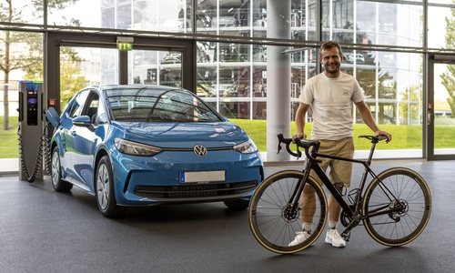 Mit dem Fahrrad aus Bayern zur Fahrzeugabholung in die Autostadt Daniel Kirchberger fuhr aus seiner Heimat Fürstenzell rund 600 Kilometer nach Wolfsburg. 