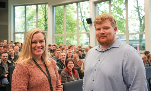 Ostfalia-Präsidentin Prof. Dr. Julia Siegmüller und AStA-Vorstand Lennard Wilhelm begrüßten die Erstsemester am Campus Wolfenbüttel.