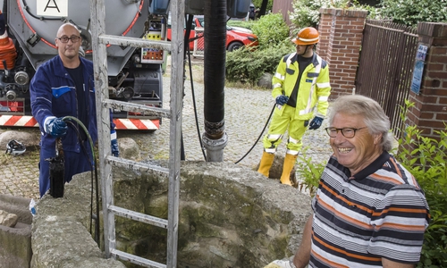 Nicht zum ersten Mal wird die SEBS bei der Brunnenreinigung unterstützen. Auch 2020 gab es einen Einsatz mit dem Saugwagen. Henning Habekost (rechts) war schon damals involviert, als die SEBS-Spezialisten Meik Krull (links) und Dominik von Zweydorff (hinten) zur Aktion mit der Spezialfahrzeugtechnik nach Mascherode kamen.