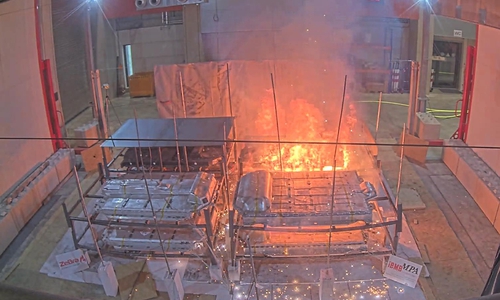 Großversuch des Verbundprojekts zur sicheren Lagerung und Brandbekämpfung von Kfz-Hochvoltspeichern im Zentrum für Brandforschung der TU Braunschweig. 