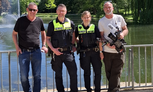 Matthias Pintak und Carolin Spilker von der Polizei mit dem Fernseh-Team.