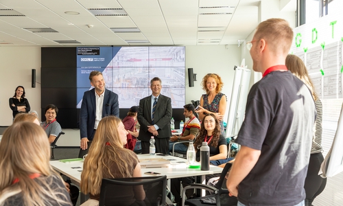Zu Besuch bei der ersten Summer School am Gemeinsamen Campus Wolfsburg: Dennis Weilmann (Oberbürgermeister der Stadt Wolfsburg) und Prof. Peter Hecker (Vizepräsident für Forschung, TU Braunschweig).