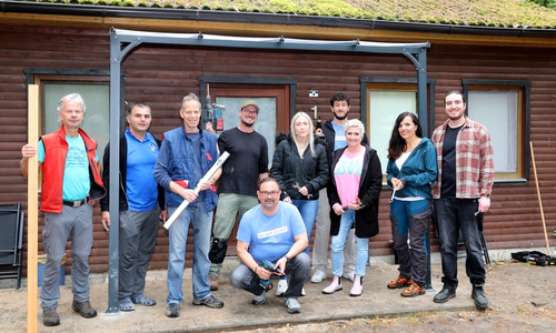 In Gifhorn bauten die fleißigen Brückenbauer Überdachungen für die Blockhütten vom Waldhaus Winkel.