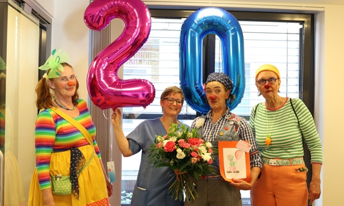20 Jahre Klinik-Clowns im Klinikum Wolfsburg: Oberärztin Dr. Alina Biering aus der Kinderklinik (2.v.li.) überreicht Blumen an das Clowns-Team Betty Brause (li.), Feodora (2.v.r.) und Olga (re.).