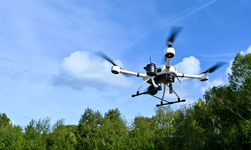 Eine Drohne startet im Rahmen des Projekts ADELE zu einem automatisierten Flug. Sie liefert hochauflösende Live-Bilder vom Einsatzort, noch bevor Rettungskräfte eintreffen