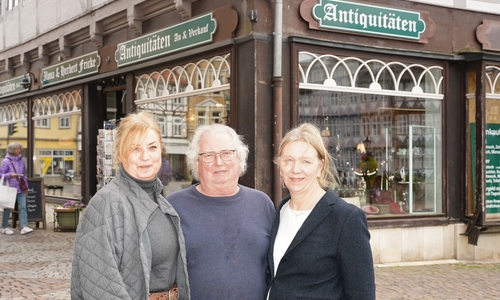 Herbert und Ilona Fricke (rechts) mit Mitarbeiterin Martina Hahne Hartwig (links) vor dem Antiquitäten-Geschäft am Stadtmarkt.