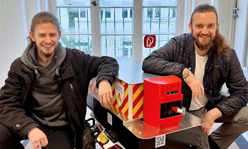 Lucas Dehmel (links) und Lukas Bartenstein haben im gemeinsamen Studiengang Digital Technologies der Ostfalia und der TU Clausthal studiert und sind Gründer des Start-ups Warden Robotics. Sie haben einen Roboter zur Feuererkennung und Brandbekämpfung entwickelt und konnten sich nun ein EXIST-Gründungsstipendium sichern.