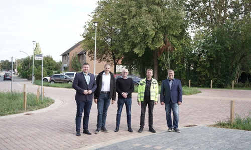 Nils Neuhäuser genannt Holtbrügge, Marco Köster, Carsten Hille, Peter Poetsch und Thomas Fricke auf dem neu gestalteten Platz an der Gerhard-Lukas-Straße (v. li.).