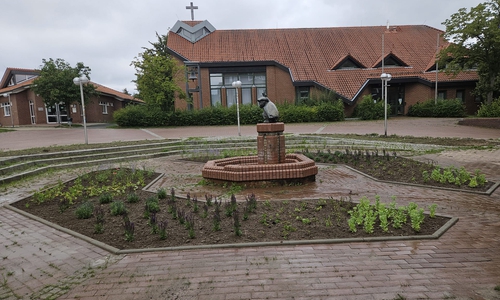 Der Marktplatz in Ohlhof wurde in den letzten Monaten durch Entsiegelung, Säuberung und Bepflanzung umfassend aufgewertet.