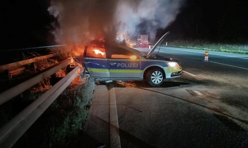 Streifenwagen wurde bei Unfall beschädigt und geriet in Brand (Archiv)