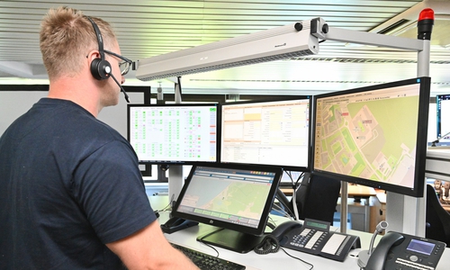 Leitstellenpersonal arbeitet mit den integrierten Systemen ASGARD und LifeX. Über das automatische Entsendesystem (ADD) können Drohnenflüge direkt aus den Notrufdaten geplant und koordiniert werden.
