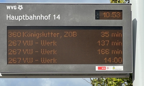 Minutengenau zeigen die neuen DFI an, wann der nächste Bus abfährt.