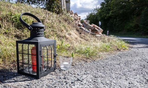 Bereits am Tag nach dem Unfall wurde am Unglücksort an den Verstorbenen gedacht.