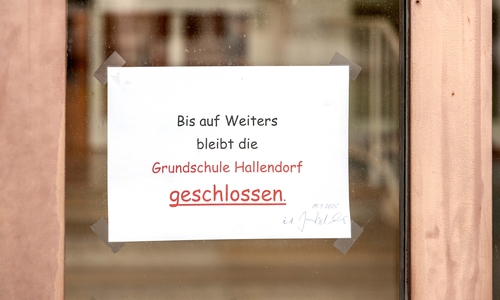 Ein Aushang an der Schultür weist daraufhin, dass die Schule geschlossen ist.