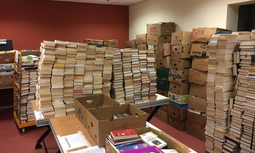 Die gesammelten Bücher werden für den Markt sortiert.