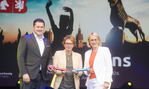 Die Niedersächsische Ministerin für Inneres, Sport und Digitalisierung, Daniela Behrens (Mitte), übergibt im Beisein von Osnabrücks Oberbürgermeisterin Katharina Pötter den Staffelstab an Oberbürgermeister Dr. Thorsten Kornblum.