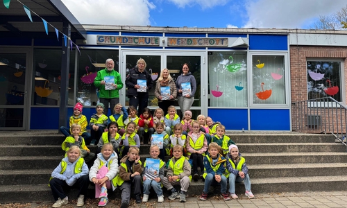 Klaus Seiffert und Silke Hitschfeld mit Schulleiterin Stephanie Neumann bei der Übergabe der Sicherheitspakete an die Schüler der Grundschule in Wendschott.