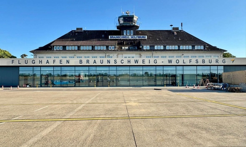 Das neue Terminal des Flughafens Braunschweig-Wolfsburg vom Vorfeld aus mit Blick auf das denkmalgeschützte Hauptgebäude. 