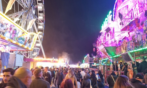 Am Abend ist die Herbstmesse besonders stimmungsvoll.