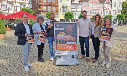 Freuen sich auf die zweite Auflage des Foodtruck Festivals: Thorge Karnick (stellvertretender Aufsichtsratsvorsitzender Peine Marketing), Susanne Pichlak (Leitung Marketing / Öffentlichkeitsarbeit Wohnbau Salzgitter), Lukas Bock (Geschäftsführer FoodFestivalsGermany), Jan Philip Colberg (Gildemeister der Kaufmannsgilde zu Peine e.V.), Anja Barlen-Herbig (Geschäftsführerin Peine Marketing) und Marina Scharenberg (Eventmanagerin Peine Marketing) (v. li.).