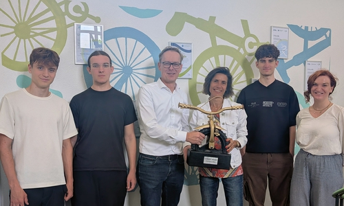 Stadtbaurat Klaus Benscheidt übergab den Pokal mit Valerie Agartir, der Radverkehrsbeauftragten der Stadt Wolfenbüttel, den Pokal.