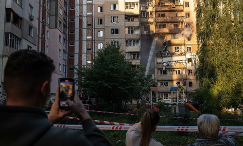 Beschädigtes Gebäude in Kiew nach russischem Drohnenangriff am 07.09.2025