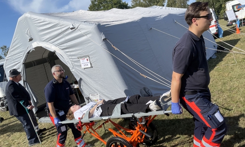 Abtransport einer Verletztendarstellerin bei der Übung MTFEx2025