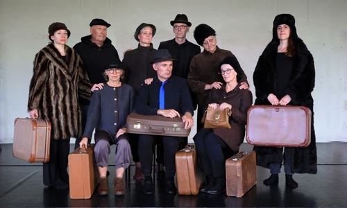 Die Theatergruppe "Schandelah United" spielt das Stück "Wandel" auf einem Hof in Schandelah.