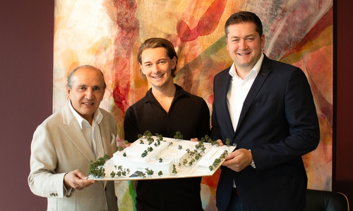 Architekt Hadi Teherani, New Yorker Geschäftsführer Jonas Gnauck und Braunschweigs Oberbürgermeister Dr. Thorsten Kornblum präsentieren ein Modell des Entwurfs.