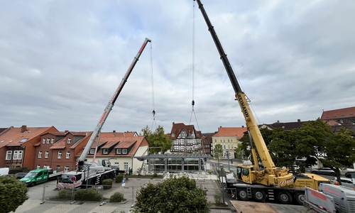Mit zwei Kränen wurde das Dach montiert.