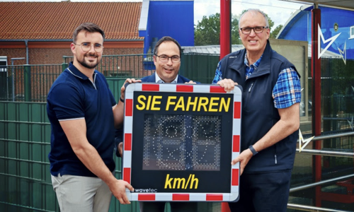 Jannis Sawin von Sawin Bauelemente, Bürgermeister Jochen Koslowski und Andreas Kautzsch von der B.I.G. (v. li.).