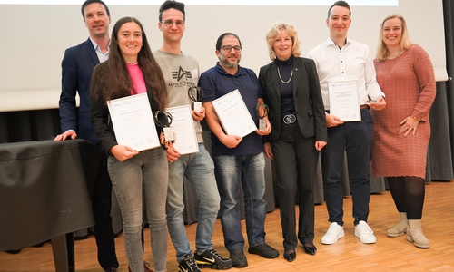 Verleihung des BRAWO-Gemeinwohl-Preises (von links nach rechts) Matthias Marx vom EngagementZentrum, Lena Traichel, Adrian Beichler, Moataz Hawsheh, Claudia Kayser, Leiterin der Direktion Wolfsburg der Volksbank BRAWO, Noah Möller sowie Ostfalia-Präsidentin Julia Siegmüller.