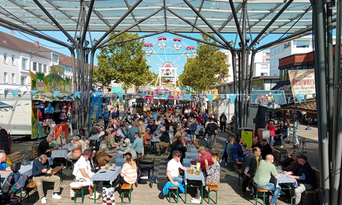 Brotzeit mit Mass auf dem Borkplatz.