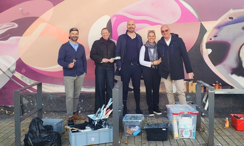 Künstler Sebastian Roese, Josephine Stein (Leiterin Handel und Zentren im Bereich Wirtschaftsförderung der WMG), Michael Ernst (Vorstandsmitglied des CMT und Centermanager der Designer Outlets Wolfsburg), Svenja Hohnstock (Vorstandsmitglied des CMT und Geschäftsführerin der Hohnstock GmbH und der BRAINTEC GmbH) und Frank Hitzschke (Bereichsleiter Citymanagement der WMG) kurz vor der Fertigstellung vor dem neuen Wandbild (v. li.).