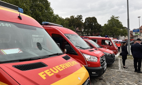ie Feuerwehr war mit zahlreichen Manschaftswagen gekommen