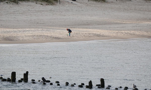 Kind spielt am Strand