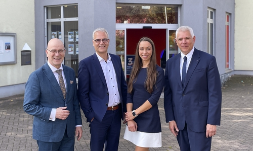 Stefan Honrath, Leiter der Direktion Peine (links) und Rainer Falkenhagen, Filialverbundleiter (rechts), begrüßen Björn Wilke und Nadine Fischer in Groß Ilsede.  