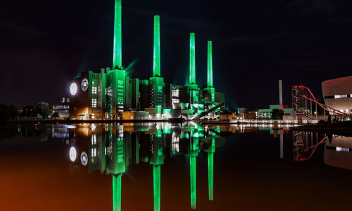 Das beleuchtete Kraftwerk.