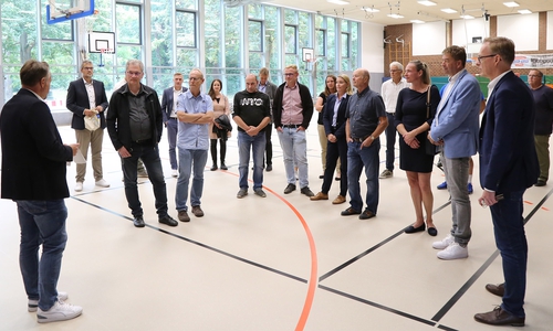 Bürgermeister Ivica Lukanic begrüßte in der sanierten Halle.