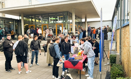 Verschiedene studentische Initiativen und Hochschuleinrichtungen präsentierten sich auf einer Aktionsmeile, wo auf die neuen Studenten Mitmach-Aktionen, Getränke, Waffeln und eine Fotobox warteten.
