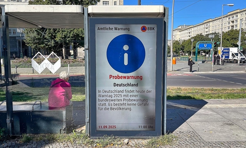 Probealarm auf einer digitalen Werbetafel am 11.09.2025