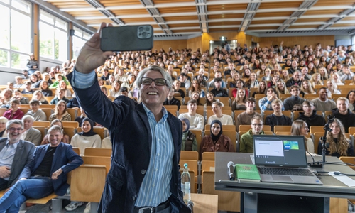 Prof. Dr. Harald Rau, Dekan der Fakultät Verkehr, Sport, Tourismus, Medien, machte ein Selfie mit den Erstsemestern.