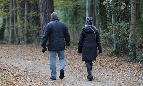Paar geht spazieren (Archiv)