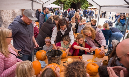 Bei der Veranstaltung gibt es auch viele Mitmachaktionen für Kinder, wie zum Beispiel Kürbisschnitzen.