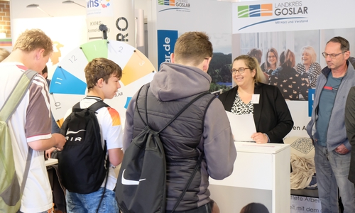 Die Berufsstarterbörse AOK & Studienmesse ist aus dem jährlichen Veranstaltungskalender nicht mehr wegzudenken. Mehr als 100 Aussteller werden sich am 24. und 25. September im Kreishaus präsentieren und den Schülerinnen und Schülern die vielfältigen Berufs- und Ausbildungs- und Studienmöglichkeiten aufzeigen. Der Landkreis Goslar ist selbstverständlich ebenfalls mit einem Stand vertreten.