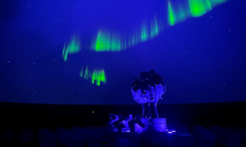 Mit "Babies in the Dome" will das Planetarium Wolfsburg magische Momente für Eltern und Babys bieten.